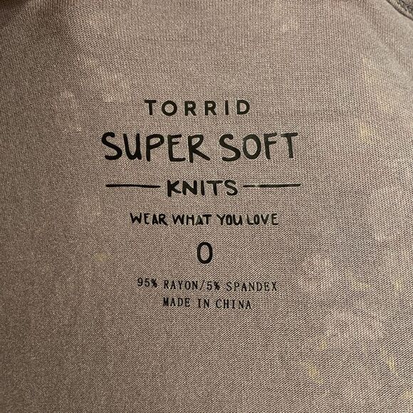 Torrid Gray Floral Super Soft Knits Faux Wrap Chic Romantic Blouse Size 0 - Picture 7 of 9